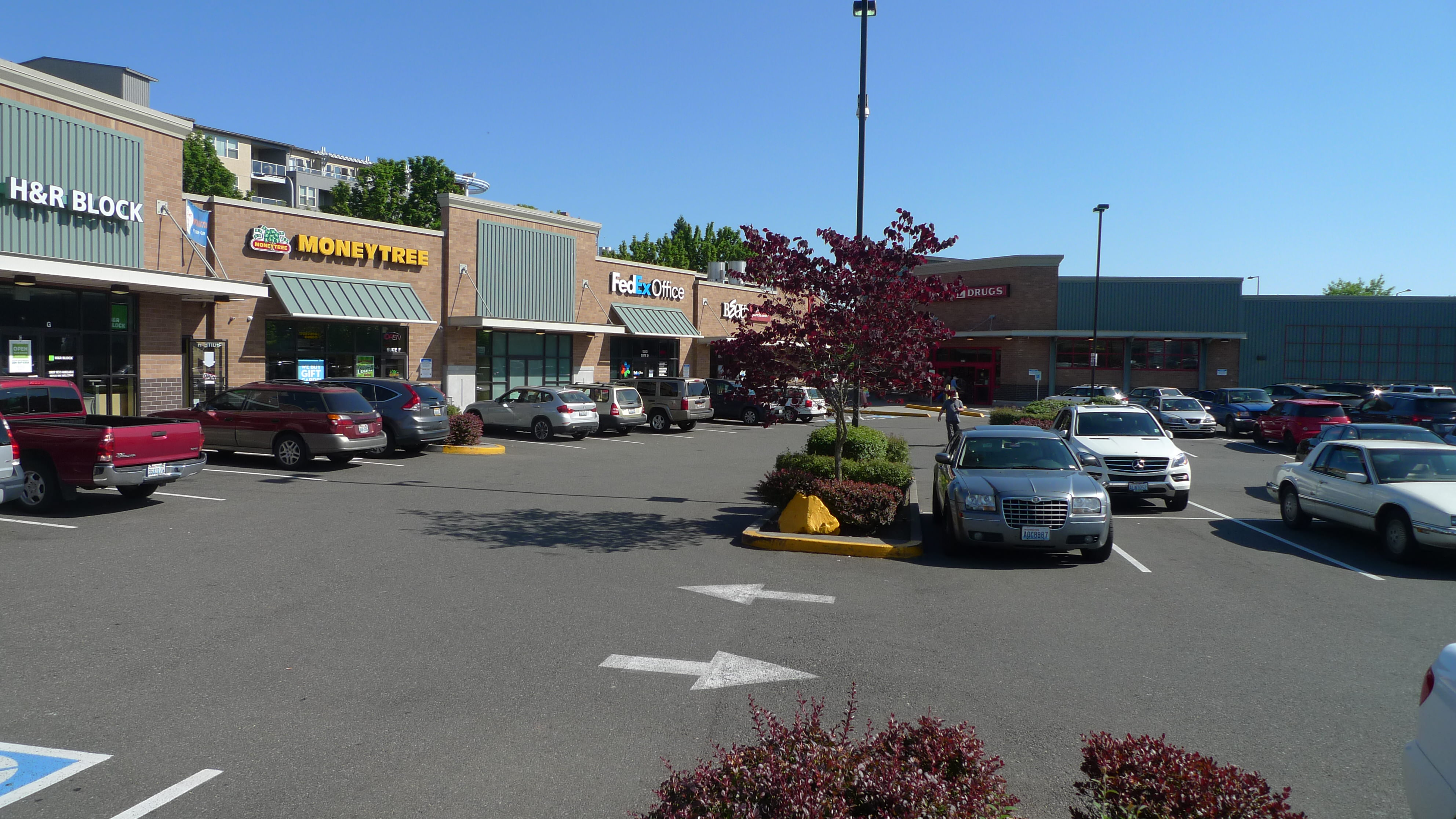 Parking lot - Lake City retail